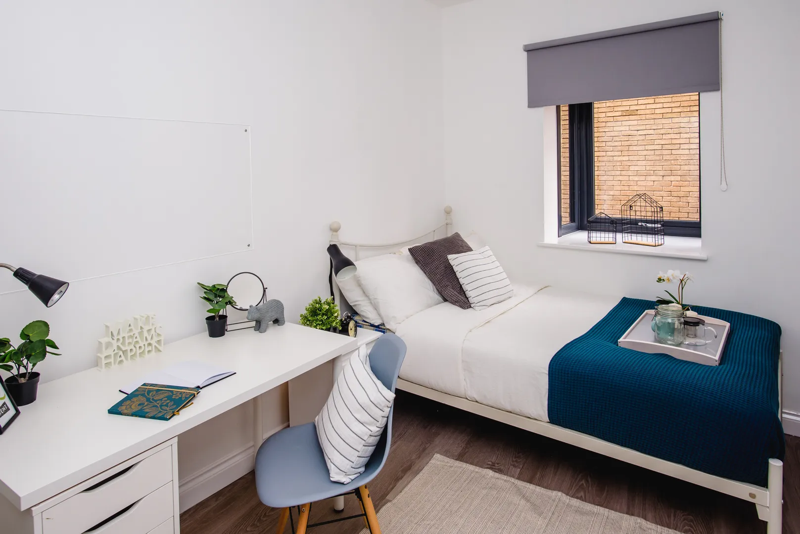 Flat D, 25 Lister Gate - Luxury 3 Bed City Centre Apartment - Image 2